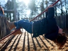 Tych 6 zachowań na placu zabaw jest zmorą rodziców. Czas oduczyć ich swoje dziecko