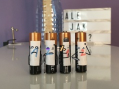 Czy można odróżnić nowe baterie od starych po tym, jak… odbijają się pod podłoża?