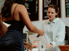 AI zabiera pracę kasjerom. A ludzie pomagają… zdalnie