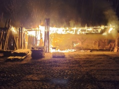 Pożar w tartaku – magazyn z drewnem płonął jak pochodnia