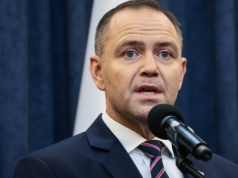 Zdjęcie Marty i Karola Nawrockich wywołało burzę. Kim jest kobieta, która dotyka dłoni prezydenta?