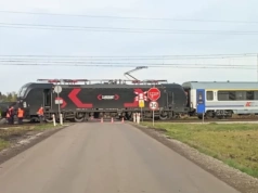 Wypadek na przejeździe kolejowym pod Wrocławiem. Pociąg zderzył się z busem