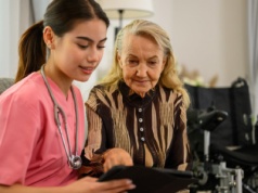 Codzienność opiekuna medycznego. Zobacz, co kryje się za tym zawodem