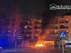 Pożar samochodu osobowego w Ząbkach. Pojazd objęty był cały ogniem