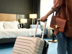 Wkurza cię doba hotelowa do 10 rano? Ten reżim rządzi światem