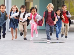 Spór o szlaban we Wrocławiu. Dzieci muszą iść na spacer, rodzice są oburzeni