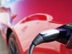 NaszEAuto w nowej wersji. Dopłaty robią wrażenie, tylko te terminy