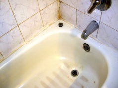 Wymieszałam dwa składniki. Żółte zacieki z wanny schodziły razem z pianą