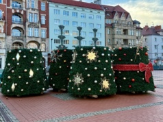 Bytom wchodzi w świąteczny klimat. Na Rynek przyjechały ozdoby, a miasto stoi na skraju bankructwa