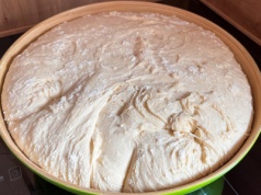 Ciasto drożdżowe będzie puchate i miękkie jak z piekarni. Wystarczy pamiętać o tej zasadzie