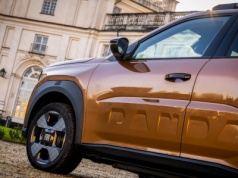 Stylowy crossover Fiata za 72 300 zł, którego boją się Dacia i chińskie marki. Prześwit i bagażnik 413 litrów przemawiają za nim