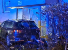 Rozpędzony samochód wjechał w blok mieszkalny w Gliwicach