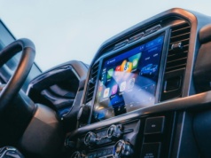 Kliknął ekran i stracił prawo jazdy. Głośny wyrok w sprawie kierowcy Tesli