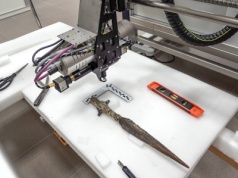 Grot, który przebił wszystko! Pozłacana włócznia odkryta w jeziorze Lednica