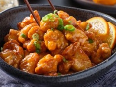 To kurczak, który rozpływa się w ustach. Jest otoczony sosikiem z jednego owocu