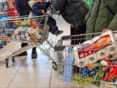 Trzy pracujące niedziele za wolną Wigilię? Pracownicy handlu się pieklą