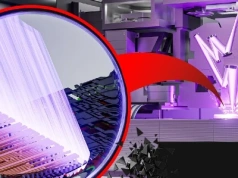 Zbliżenie na maszynę, która „drukuje” mikroczipy