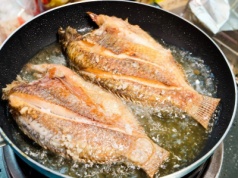 Zasyp patelnię i połóż rybę. Nigdy nie usmażysz ryby inaczej