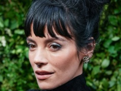 Przyciągała wzrok w prześwitującej kreacji. Idealna 