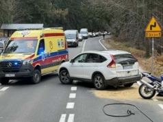 Zderzenie motocyklisty z autem osobowym tuż za Zakrętem Śmierci – droga całkowicie zablokowana