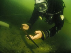 Książęca włócznia Piastów – Niezwykłe odkrycie archeologów podwodnych na Ostrowie Lednickim (GALERIA)