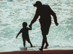 Ojcowie na urlopie to dobry sygnał. Ale system dalej utrwala stereotypy