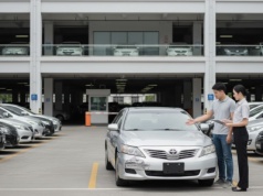 Ubezpieczenie wynajętego auta: Co to jest „udział własny” i czy warto go znosić?