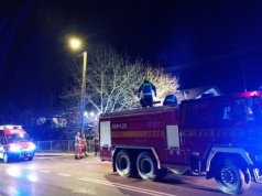 Pożar poddasza w Chojniku. Trwa akcja gaśnicza