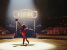 Dior prezentuje perfumy L’Or de J’Adore zamknięte w świątecznej pozytywce. 