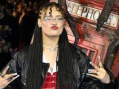 Sara James zachwyca w MROCZNEJ stylizacji na londyńskiej premierze "Stranger Things". Fajne pazy? (ZDJĘCIA)