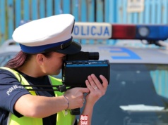 Z jakiej odległości policja powinna mierzyć prędkość? Zbyt daleki pomiar jest niewiarygodny