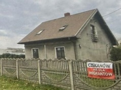 Skandaliczne banery na polskiej wsi. Nie chcą tam imigrantów, mieszkańcom wstyd