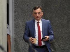 Kurski zrelacjonował "uśmiechniętą ciekawostkę"ciekawostkę" z lotniska. Rzeczniczka MSWiA reaguje