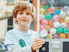 Zaczął od lekcji o oszczędzaniu, dziś sprzedaje setki przypinek. 8-latek z Brooklynu zachwycił świat