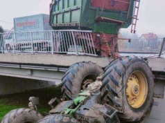 ​Groźny wypadek na Dolnym Śląsku. Ciągnik spadł z mostu