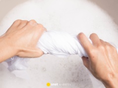 Mówią, że to bomba wybielająca. Dodaj dwie łyżki do pralki, zadziała lepiej niż wybielacz