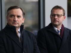 Prokuratura unieważniła paszporty Romanowskiego. 