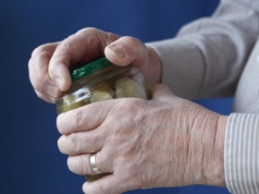 Nie potrzebujesz ani noża, ani siły. Oto sprytny trik na otwieranie upartych słoików