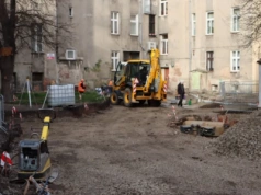 Trwa przebudowa podwórza w przy ulicy Szkolnej i Roosevelta w Legnicy