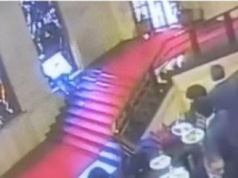 Fatalny wypadek. Włoski polityk rozbił głową zabytkowy witraż