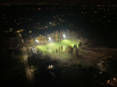 Roczyny błyszczą jak nigdy! Boisko z nowym oświetleniem rozświetla wieczory