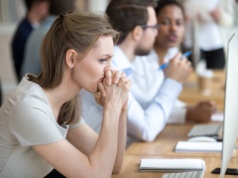 Trzymamy się posady jak tratwy na wzburzonym morzu. Job hugging szturmem podbija firmy