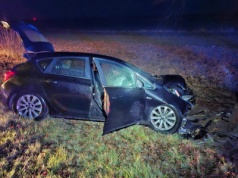 Wypadek na lokalnej drodze w powiecie radzyńskim. Opel uderzył w drzewo
