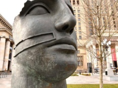 Był Kraków i Rzym, czas na Warszawę. Rzeźba Mitoraja stanęła w najbardziej ruchliwym miejscu stolicy