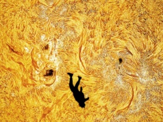 Człowiek spadający przez Słońce. To nie fotomontaż, to zdjęcie dekady