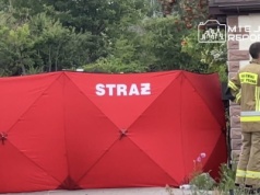 Pożar poddasza budynku mieszkalnego. W jednym z mieszkań odkryto ciało mężczyzny