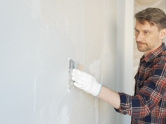 Polacy rezygnują z płytek w łazience. To wykończenie jest modniejsze i bardziej uniwersalne