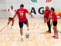 W Krakowie rozegrano pierwszy turniej w odmianie piłki nożnej, w której nie wolno biegać (Galeria)