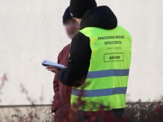 Terminal kontenerowy. Po konferencjach - natychmiastowa akcja ankieterów. ZbieÂżnoÂśĂŚ przypadkowa czy element szerszej strategii?