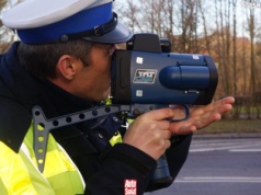 Kierowca nie może bezkarnie przyspieszać po minięciu patrolu. Tak też może zostać ukarany